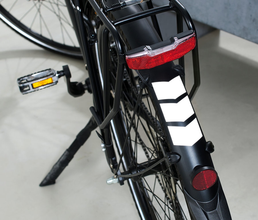 Detail zadného kolesa bicykla s 16 reflexnými nálepkami.