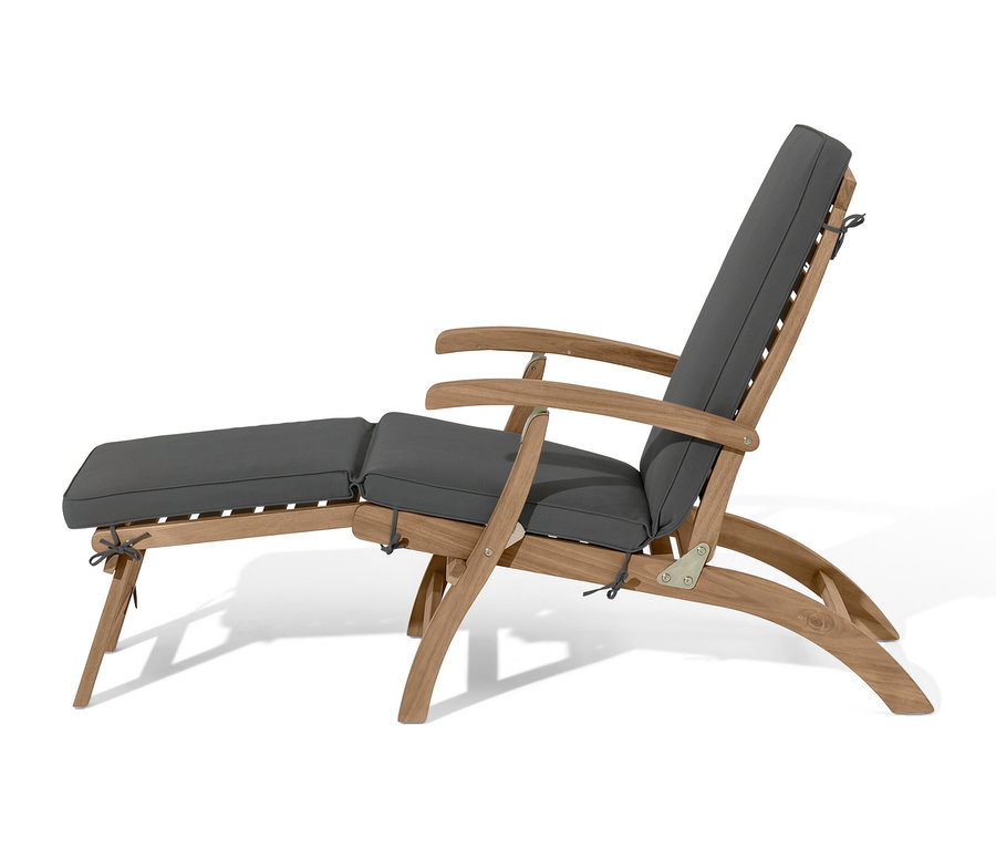 Lehátko s výsuvnou opierkou nôh a sivou podložkou.