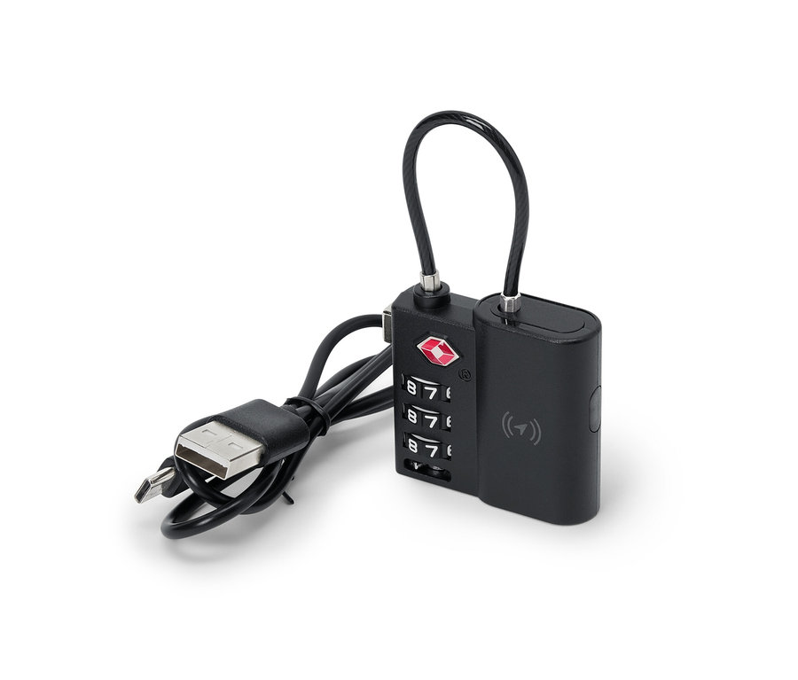 Čierny inteligentný TSA zámok so sledovacím zariadením a USB káblom.