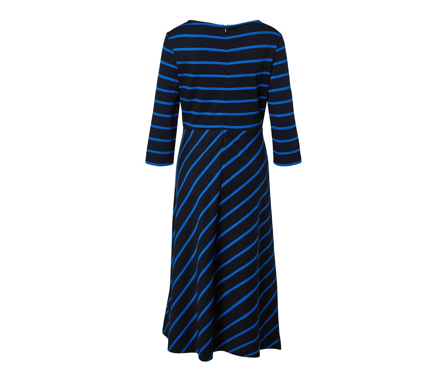 Pohľad zozadu na prúžkované džersejové šaty.