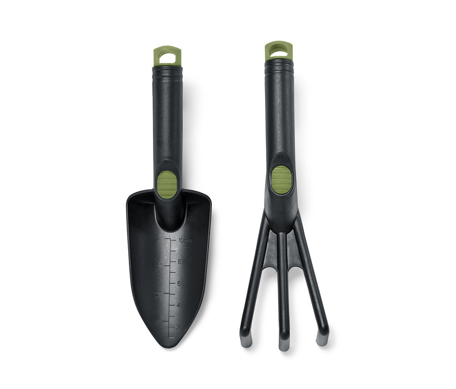 Súprava záhradného náradia: lopatka a hrable s čiernou rukoväťou a zelenými detailmi.