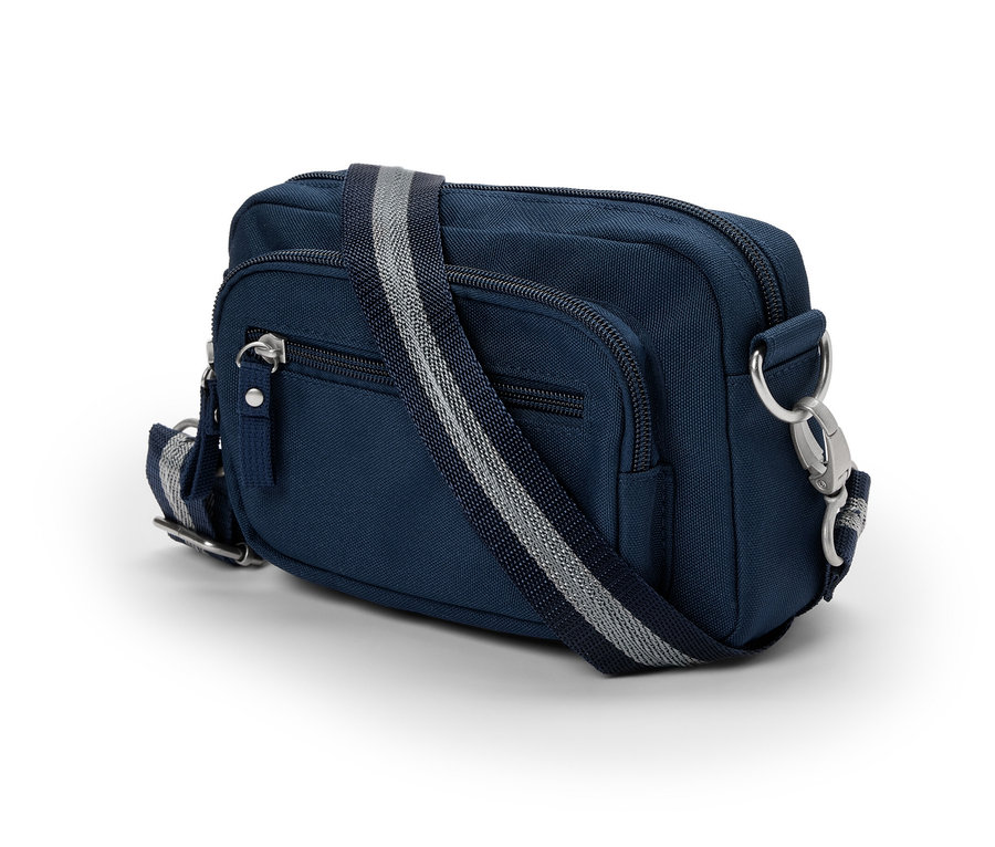 Modrá bezpečnostná taška na rameno a ľadvinka so strieborným zipsom a pruhovaným popruhom.