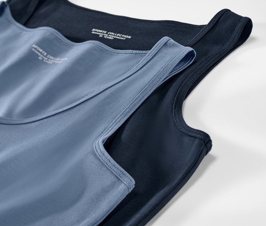 Detail dvoch modrých/námorníckych modrých tielok.