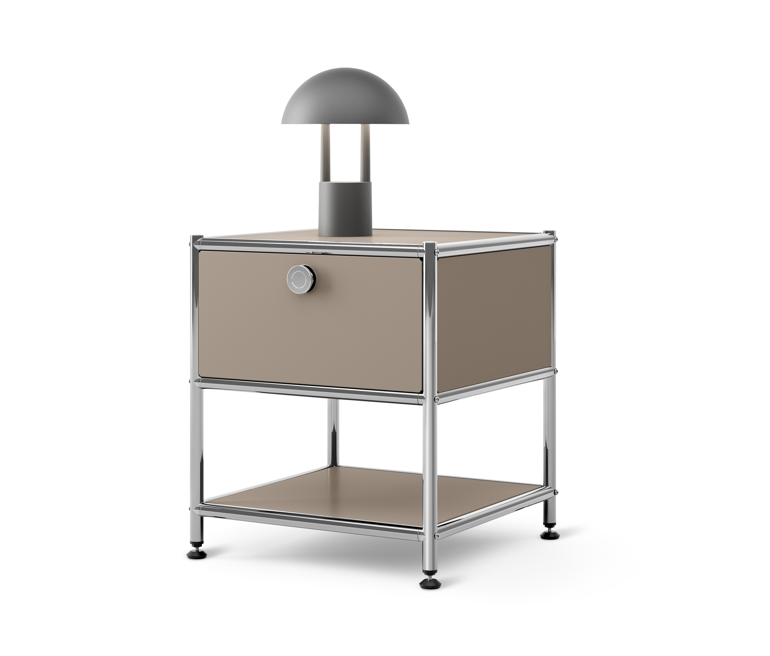 Sivá lampa stojí na béžovom príručnom kovovom stolíku so zásuvkou »CN3«.