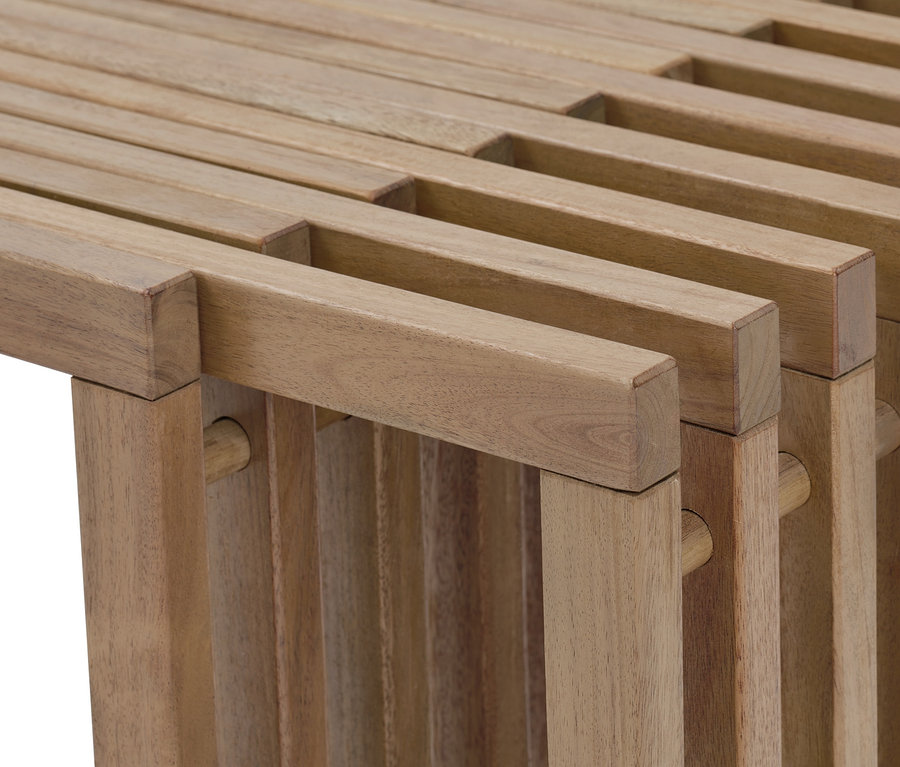 Detail rozkladacej lavice z akáciového dreva.