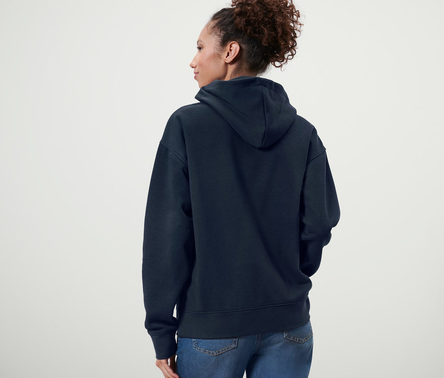 Žena má na sebe tmavomodrú mikinu s kapucňou.