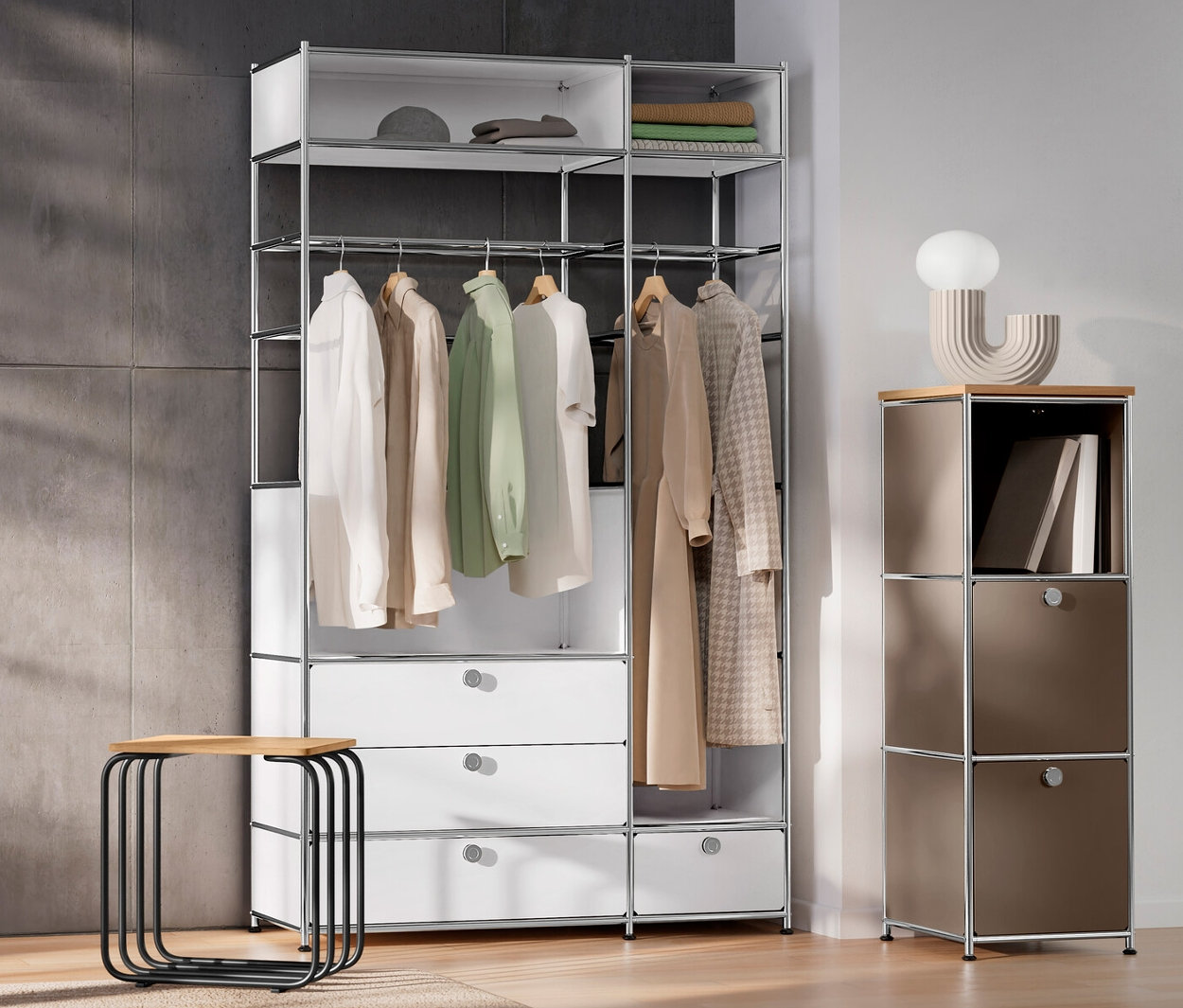 Interiér s bielymi dverami, kovovou komodou »CN3« s 2 tyčami na oblečenie a 4 zásuvkami, úzkou kovovou komodou »CN3« s drevenou doskou, hnedosivá, dizajnovou stolovou LED lampou a taburetkou.