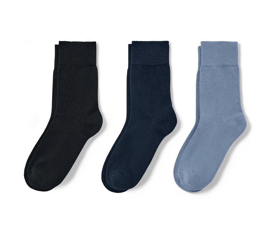 Tri páry tmavých ponožiek.
