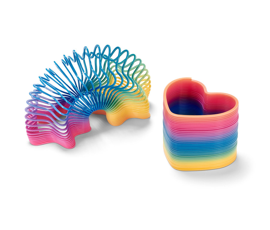 Dve pružiny na hranie na bielom pozadí. Jedna je stočená do oblúka, druhá do tvaru srdca.