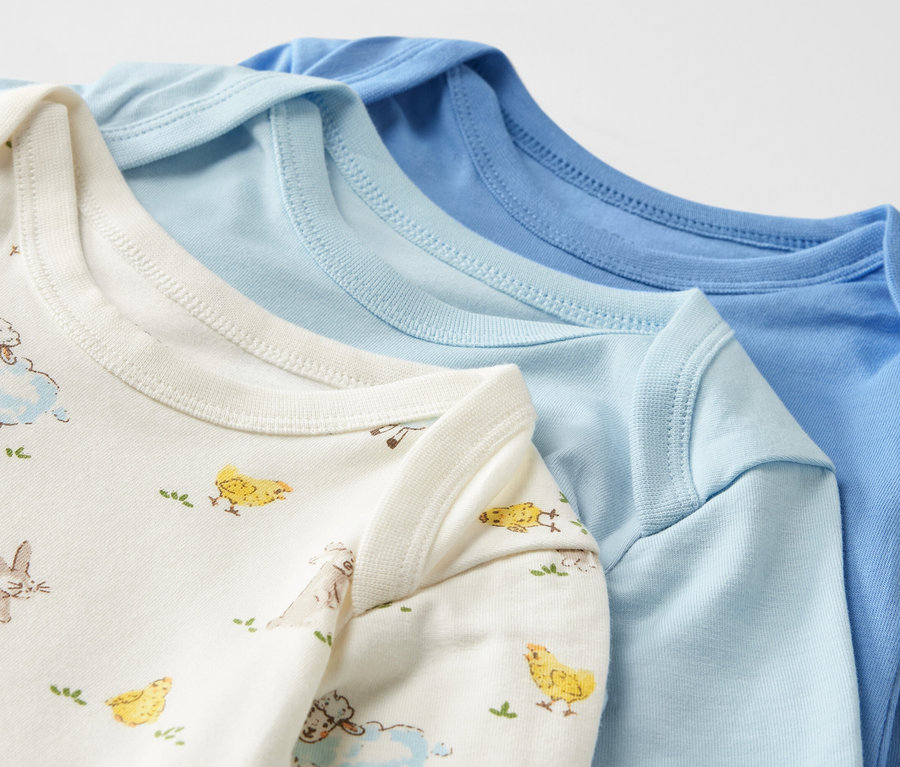 Detail troch modrých body pre bábätká s možnosťou prispôsobenia veľkosti.