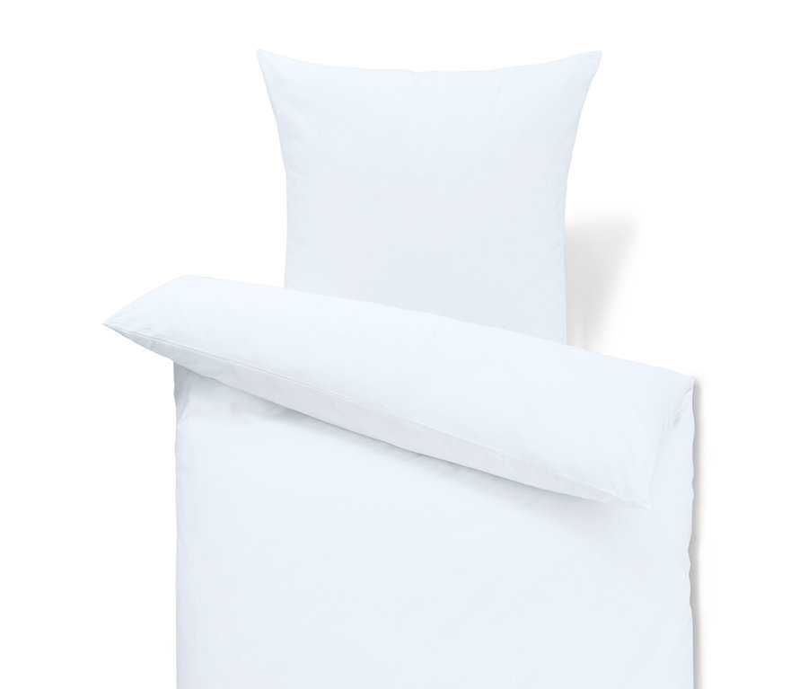 Biela posteľná bielizeň s vankúšom a prikrývkou.
