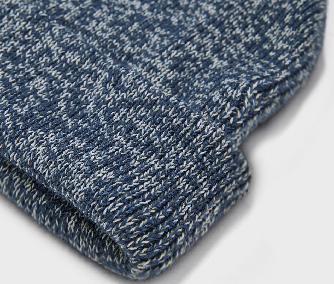 Detail detskej pletenej čiapky.