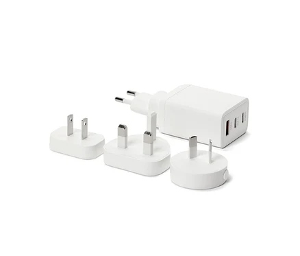 Sada bielych USB cestovných adaptérov.