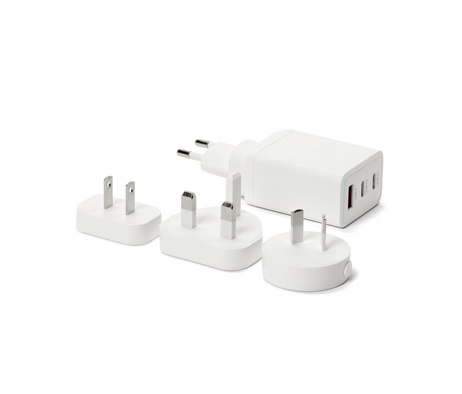 Sada bielych USB cestovných adaptérov.