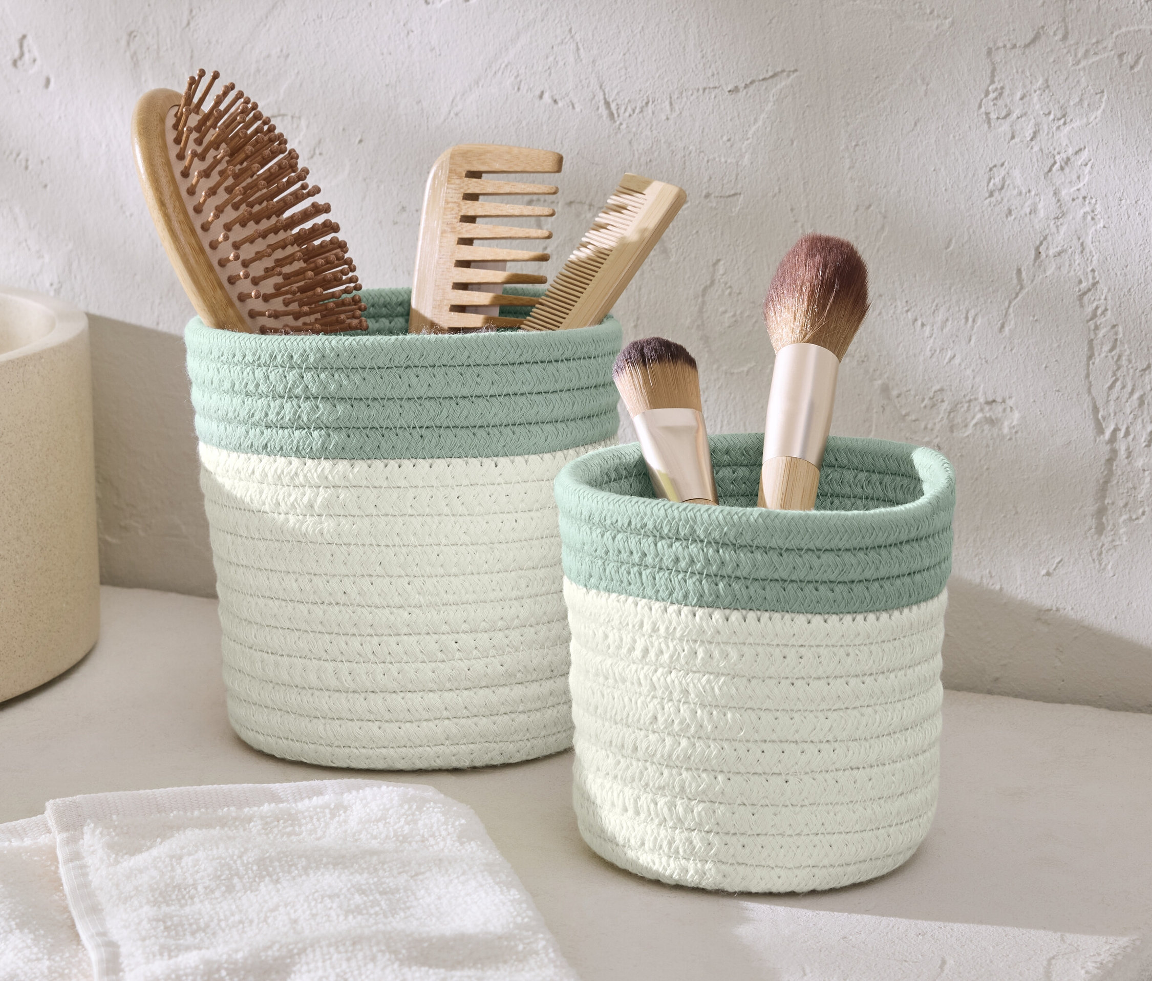 Dva úložné košíky s kefami a štetcami na make-up.