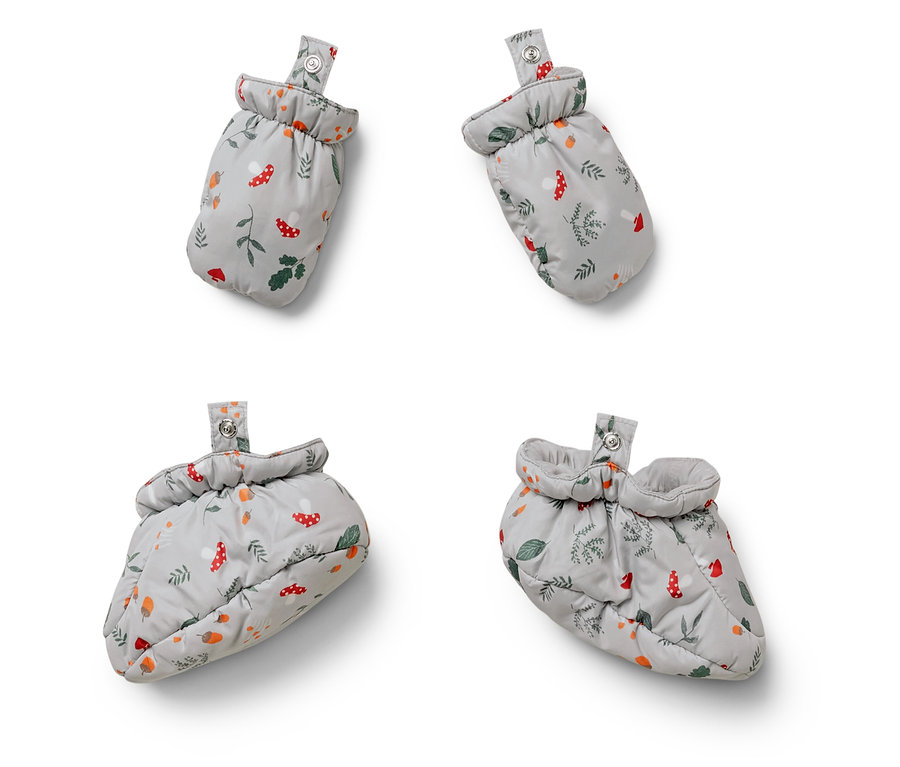 Štyri detské topánočky s potlačou húb, listov a žalúdov na bielom pozadí.