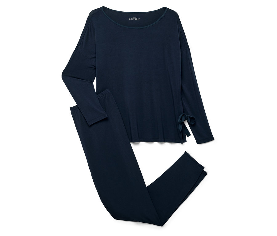 Súprava tmavomodrého pyžama s dlhým rukávom a nohavicami.