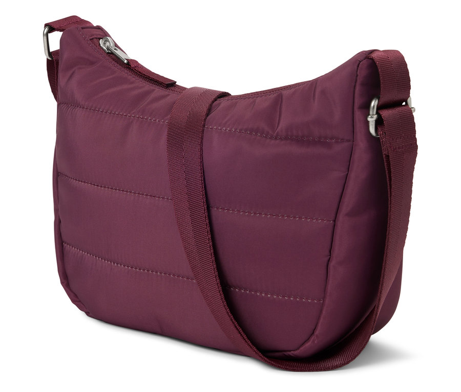 Vínová prešívaná kabelka s nastaviteľným popruhom cez rameno leží na bielom pozadí.