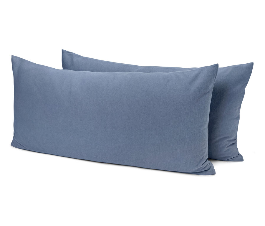 Dva modré vankúše ležia na sebe.