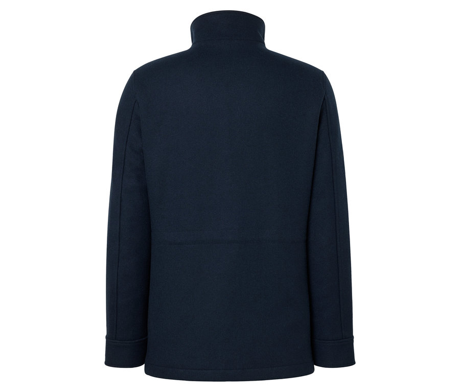 Pohľad zozadu na tmavomodrý kabát so stojačikom.