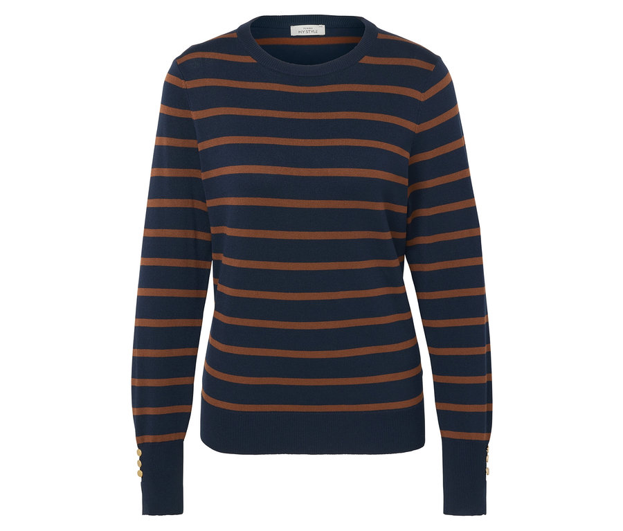 Modrý sveter s hnedými pruhmi.