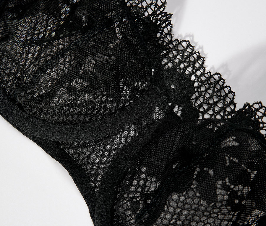 Detailný záber na čiernu Passionata »Nina« Bandeau podprsenku s čipkou.