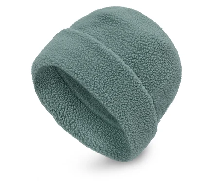 Modrozelená fleecová čiapka beanie na bielom pozadí.
