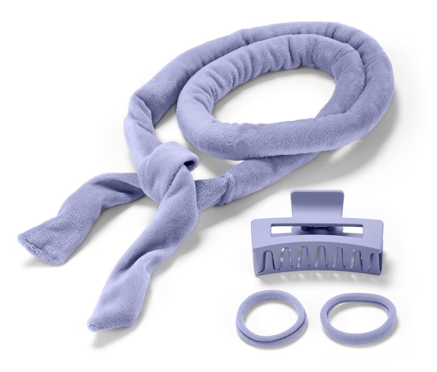 Froté natáčka na vlasy, štipec a dve gumičky v lila farbe na bielom pozadí.