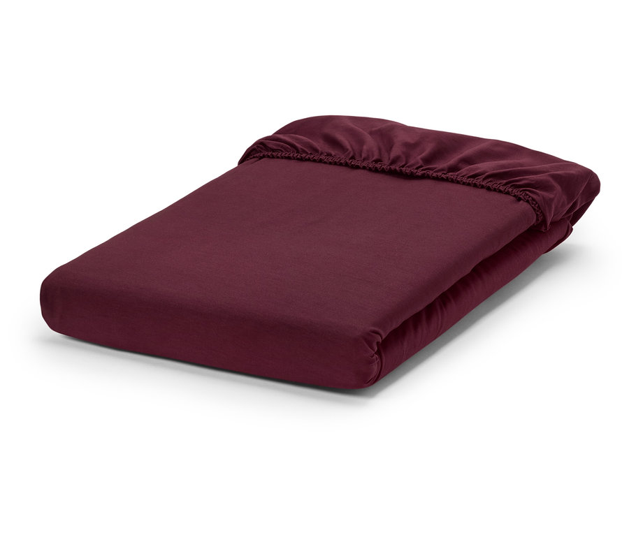 Vínová plachta s gumou zložená na bielom pozadí.