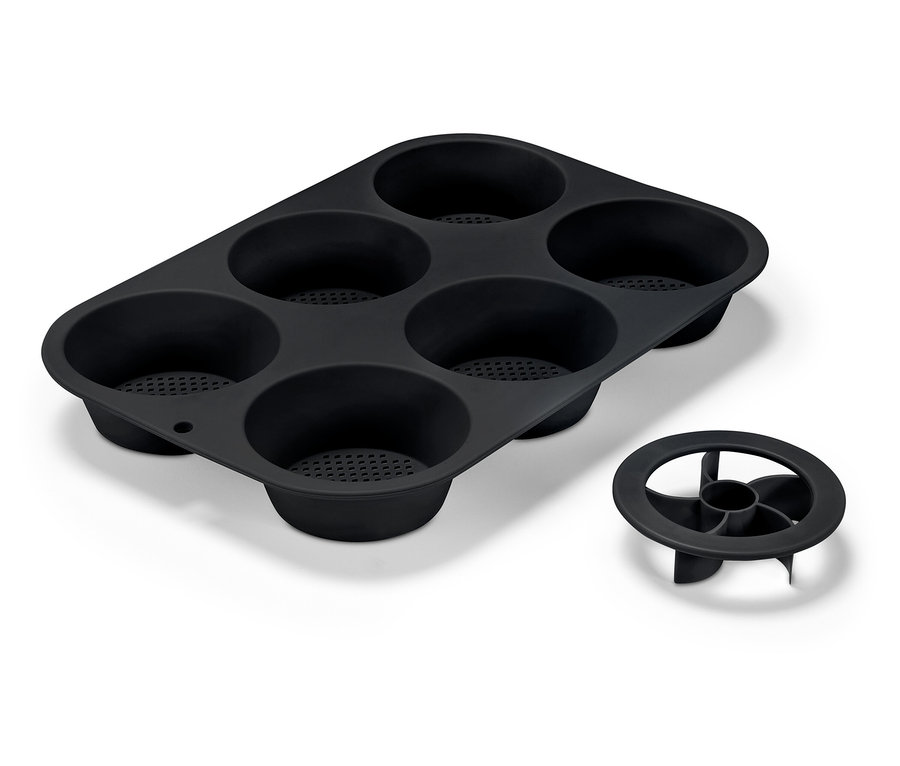 Čierna silikónová forma na pečenie so šiestimi otvormi a vyberateľným dnom.