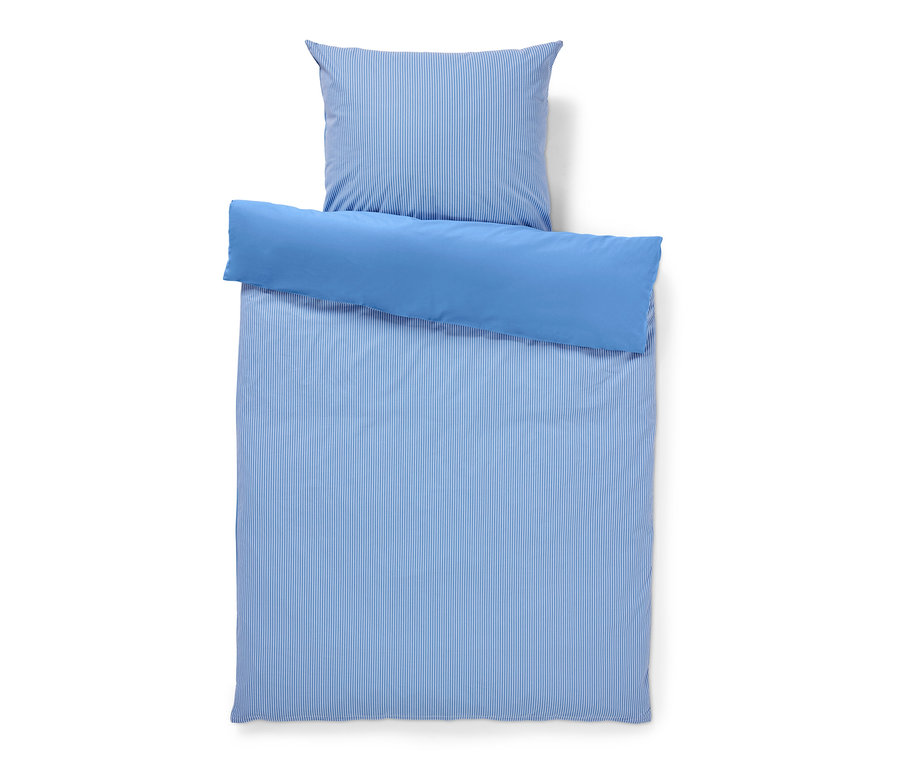 Modro-biele pruhované posteľné obliečky renforcé štandardnej veľkosti a modré posteľné obliečky renforcé nadmernej veľkosti.