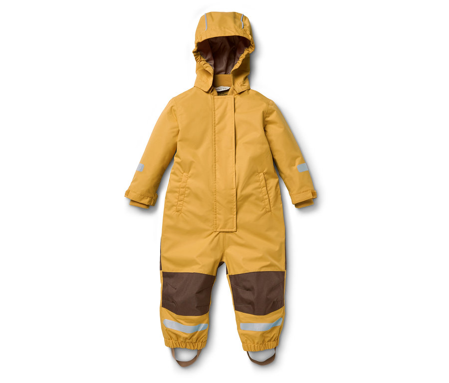 Žltá kombinéza s kapucňou, hnedými detailmi na nohaviciach a reflexnými prvkami na rukávoch a nohaviciach.