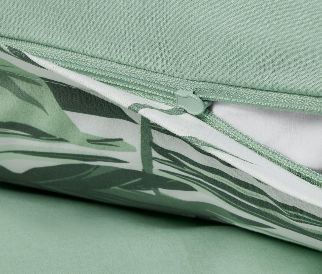 Detail štandardnej veľkosti posteľnej bielizne renforcé s motívom paliem a zipsom.