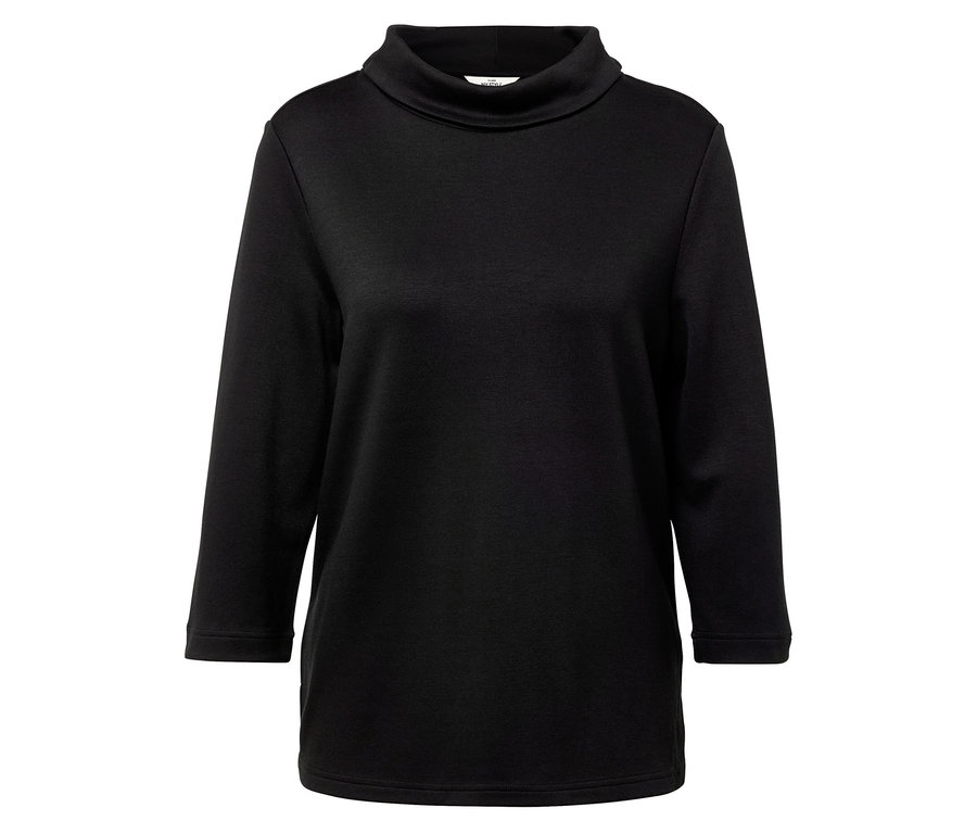 Čierny sveter so stojačikom.