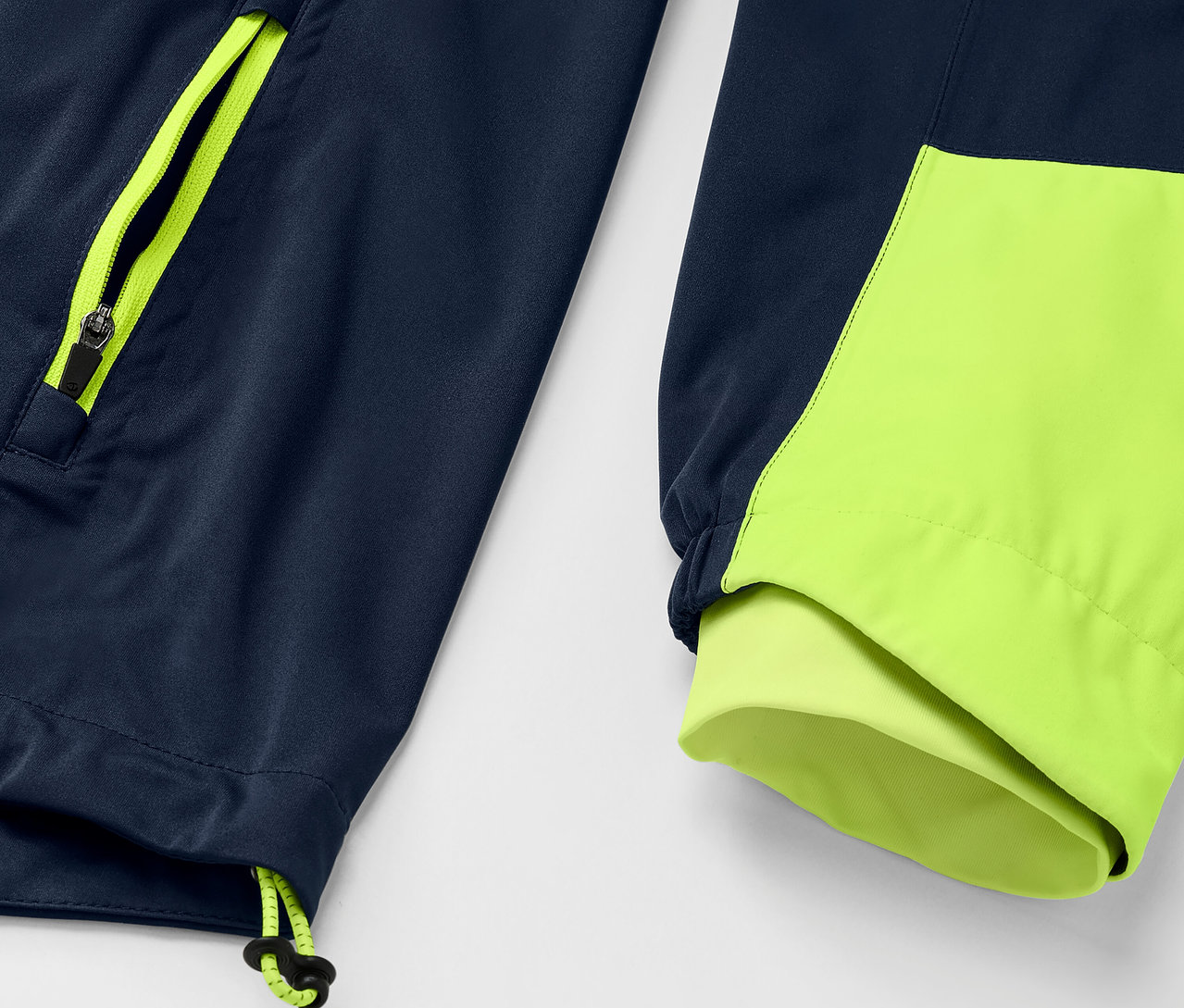 Detailný pohľad na Rad-Regenjacke, tmavomodrá bunda s neónovožltými detailmi zipsu a manžety.