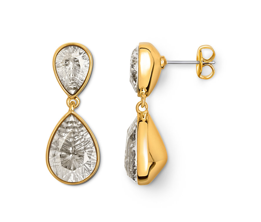 Náušnice so zlatým rámom a čírymi kameňmi v tvare slzy.