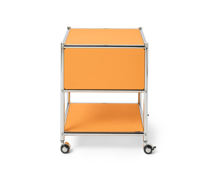 Oranžový kovový nočný stolík so zásuvkou »CN3« na bielom pozadí.