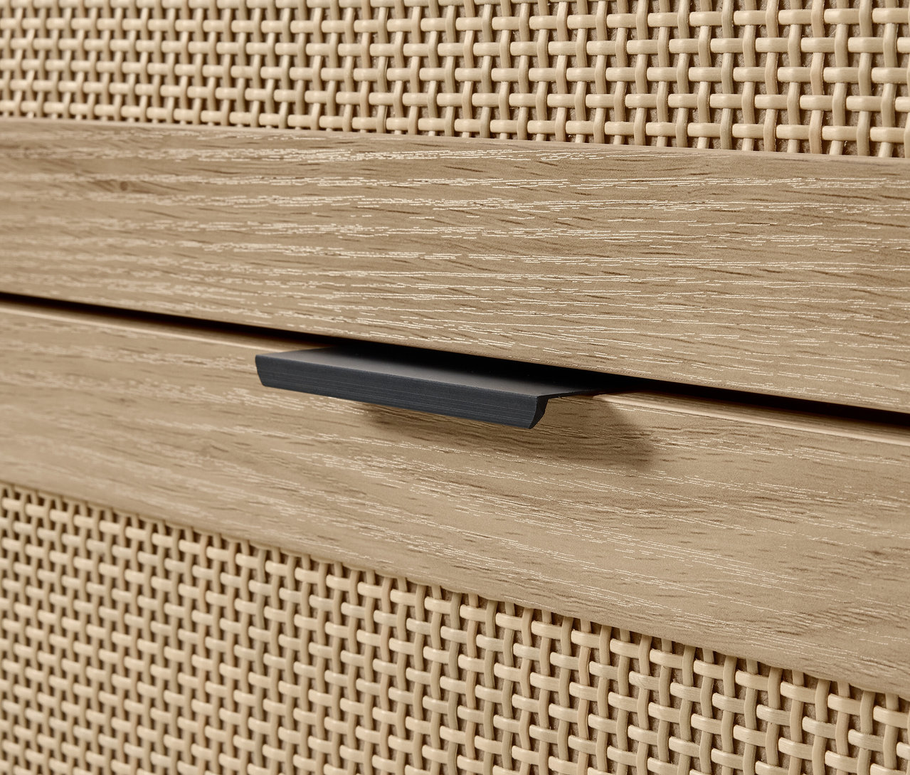 Detail komody s drevenou zásuvkou a prúteným čelom.