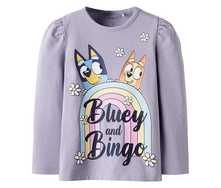Fialové tričko s dlhým rukávom NAME IT »BLUEY« zobrazuje Blueyho a Bingo nad dúhou s margarétkami.