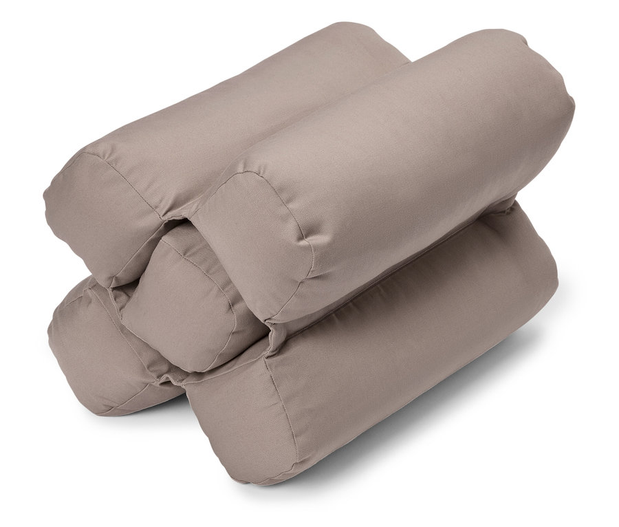 Stoh štyroch valcovitých vankúšov v taupe farbe.