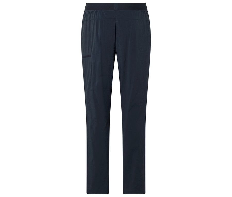 Na bielom pozadí sú tmavomodré nohavice.