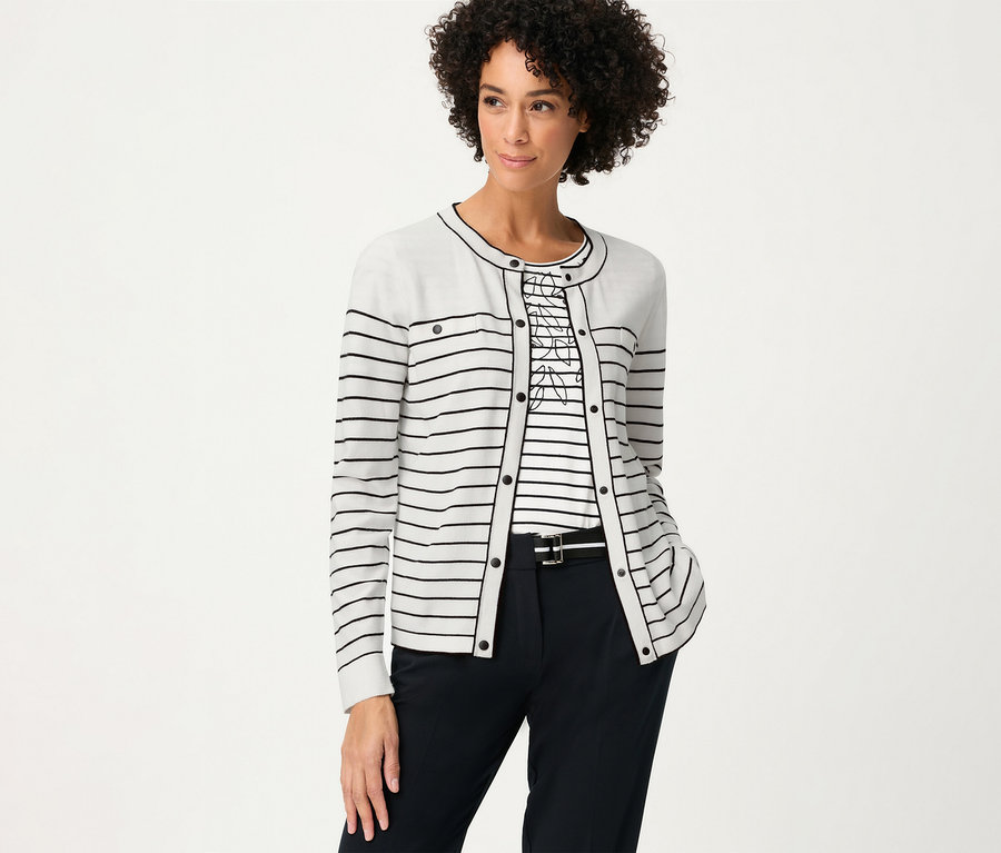 Žena v pruhovanom tope a kardigane Olsen »LA«. Má na sebe tmavé nohavice s opaskom.