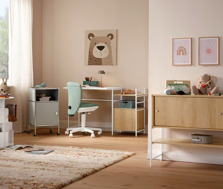Mätová stolička Topstar Sitness »Home S'cool« stojí pred stolom. Na podlahe leží béžový koberec »Himalaya«.