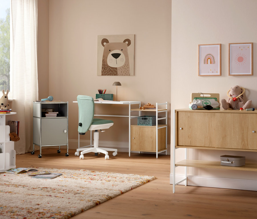 Mätová stolička Topstar Sitness »Home S'cool« stojí pred stolom. Na podlahe leží béžový koberec »Himalaya«.