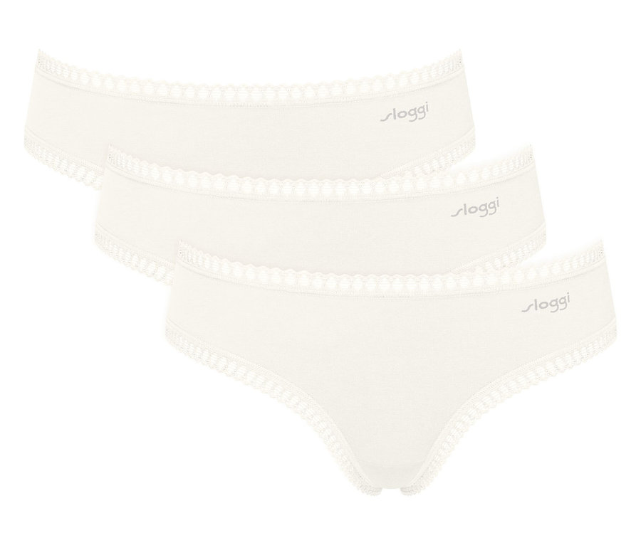 Tri biele nohavičky Sloggi s čipkovaným okrajom ležia na sebe.