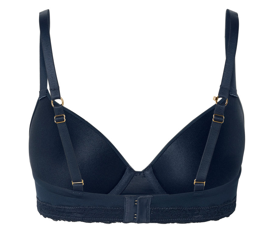 Detailný záber na zadnú časť námorníckej modrej podprsenky s nastaviteľnými ramienkami a čipkovanou stuhou.