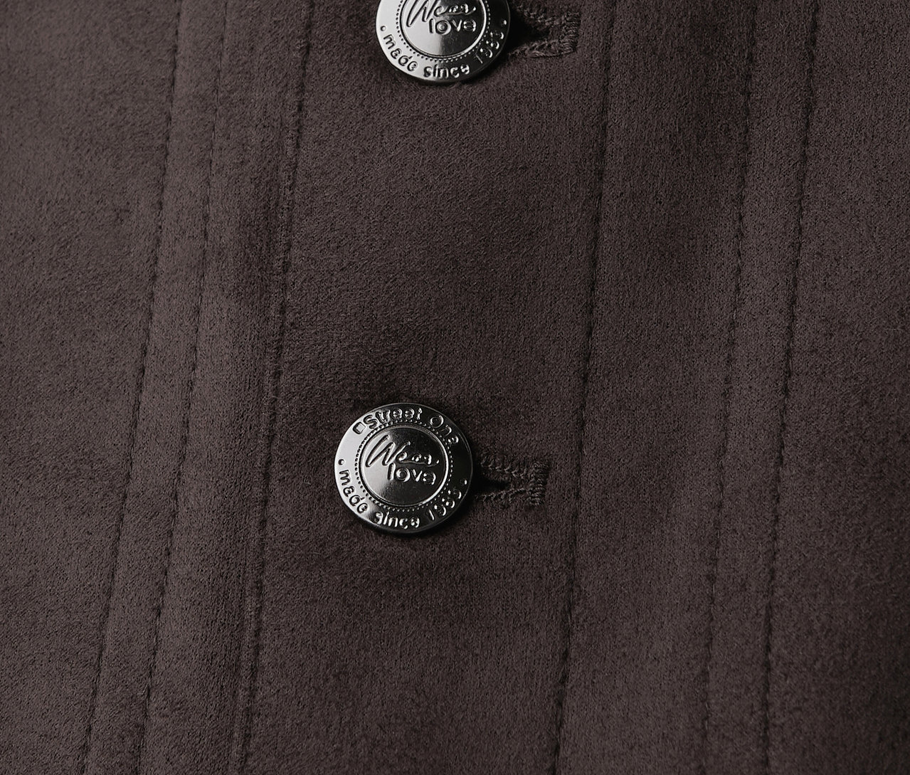 Detail Street One velúrovej sukne s dvoma striebornými gombíkmi.