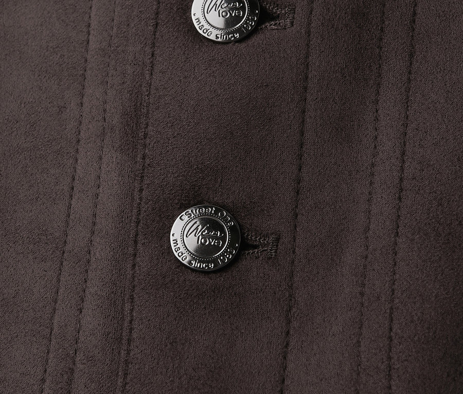 Detail Street One velúrovej sukne s dvoma striebornými gombíkmi.