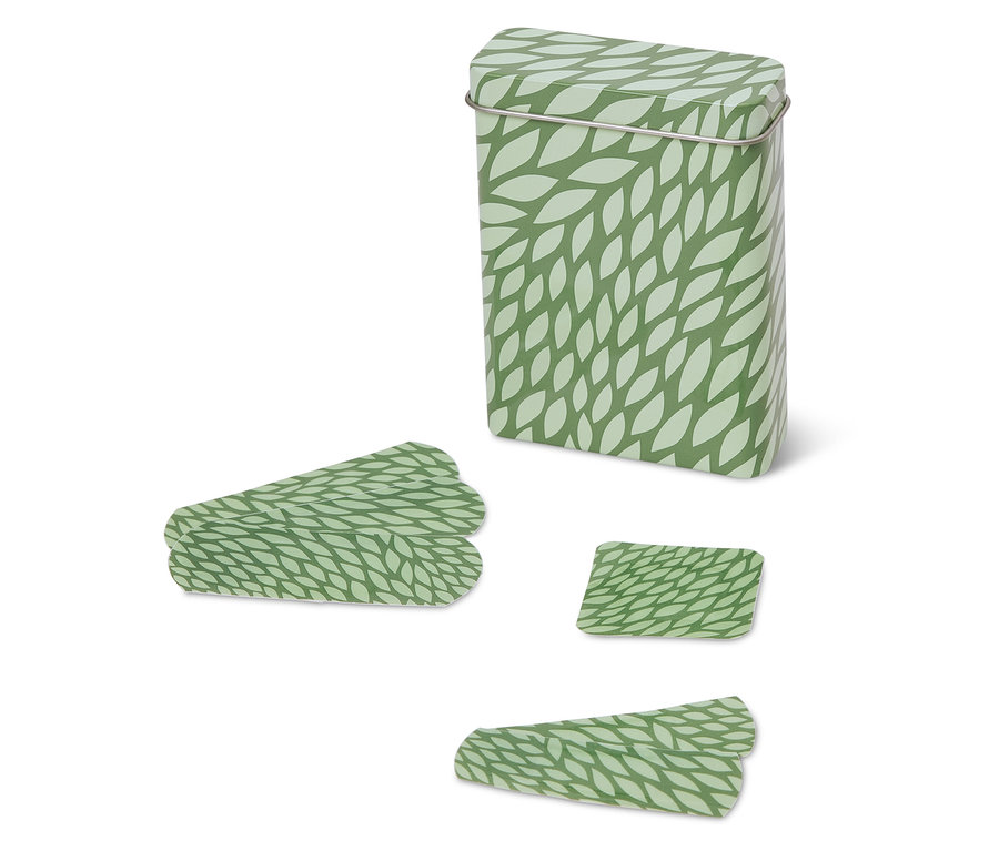 Zelená nádoba s listovým vzorom stojí vedľa dvoch objektov v tvare listu a štvorcového objektu.