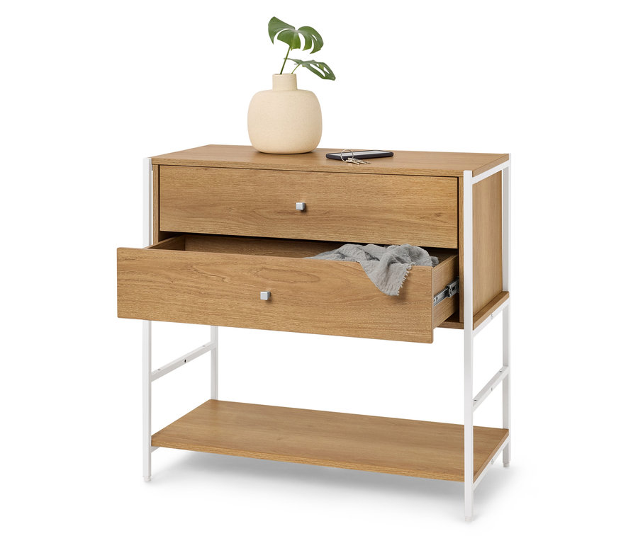 Komoda s dvoma zásuvkami, pričom horná je zatvorená a dolná mierne otvorená, na vrchu váza s rastlinou, telefón a kľúč.